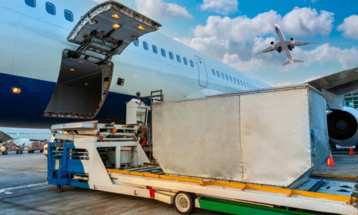 Transport umrlih avionom: pravni propisi, logistika i međunarodna koordinacija pri povratku posmrtnih ostataka