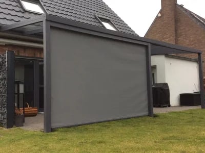 Senkrechtmarkise als stilvolle Loesung gegen neugierige Blicke von ADA-Wintergarten